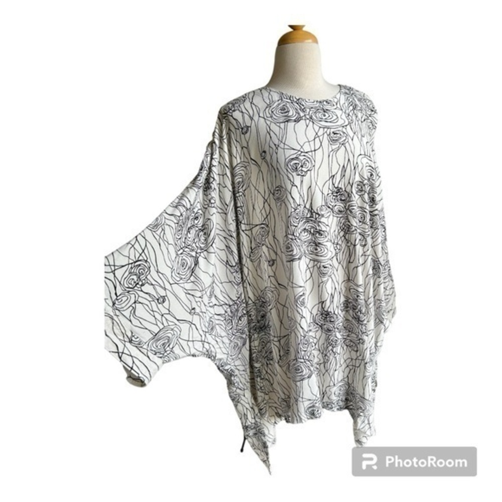 Dairi white and black rose floral art to wear poncho kimono top OS